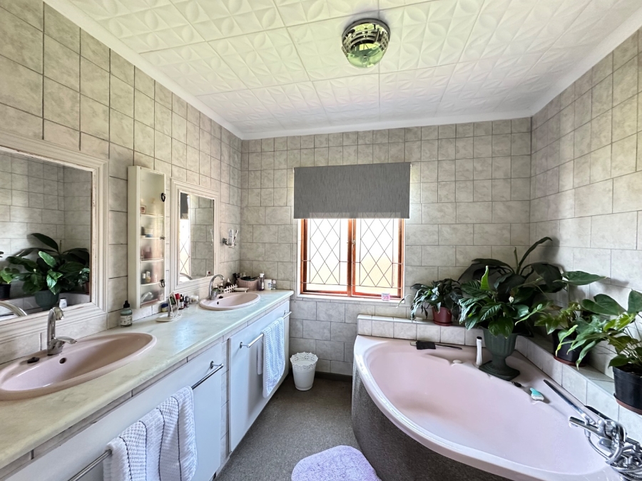 6 Bedroom Property for Sale in Heiderand Western Cape